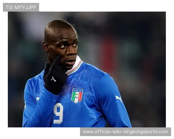 加盟在即！阿联酋球队官方晒照，巴洛特利手持自己印号的9号球衣-直播吧